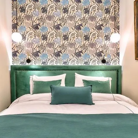 33 Marbeuf 4* Paris