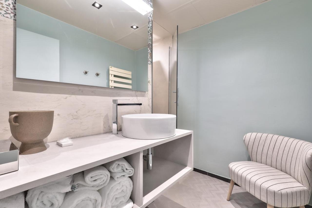 33 Marbeuf 4* Parigi