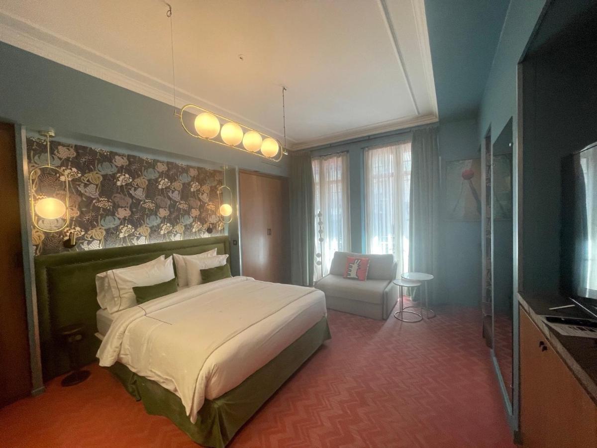 33 Marbeuf 4* Parigi